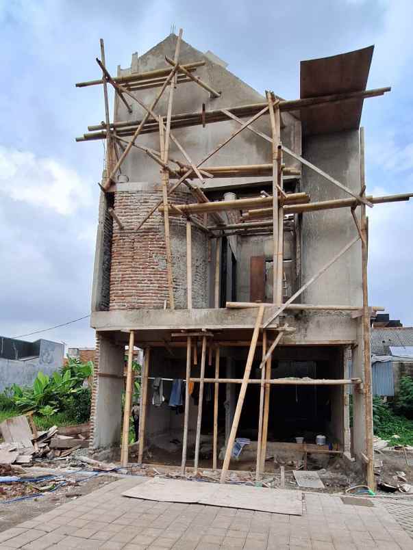 cluster pinggir jalan besar di setu cipayung
