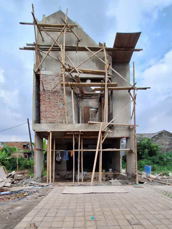 cluster pinggir jalan besar di setu cipayung