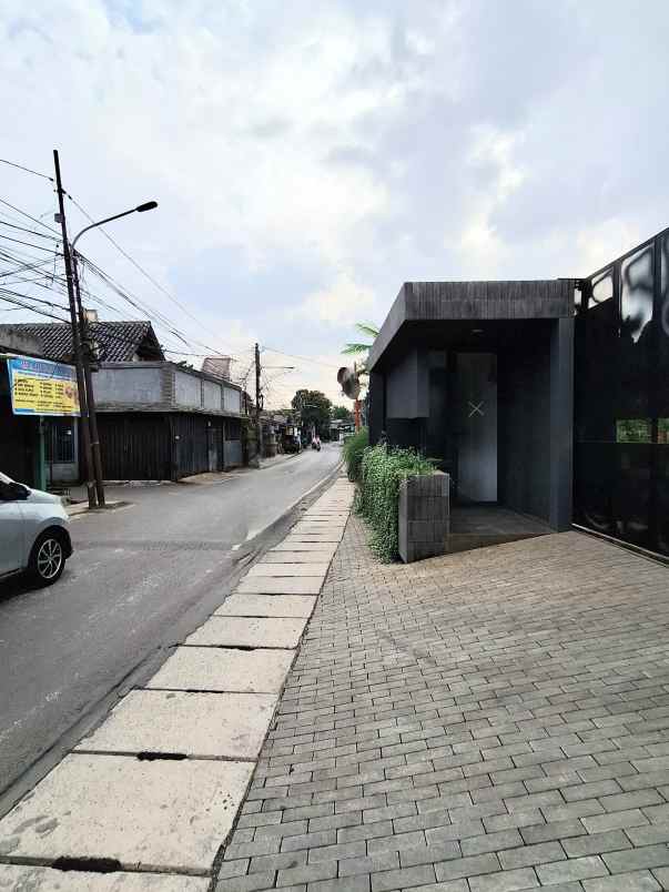 cluster pinggir jalan besar di setu cipayung