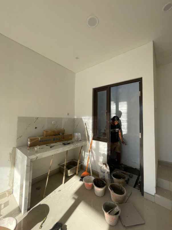 cuma 1 km an ke stasiun rumah mewah murah di depok