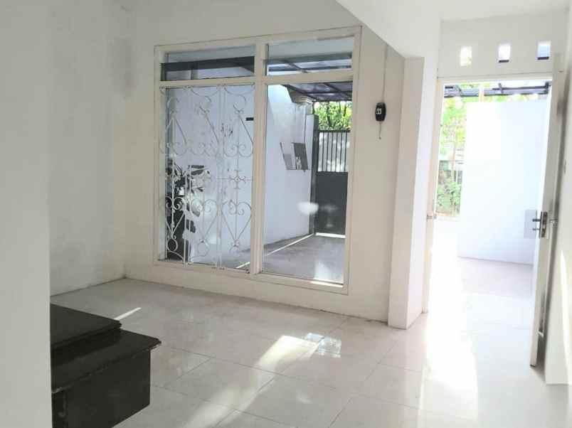 dijual cepat rumah di barata jaya gubeng surabaya