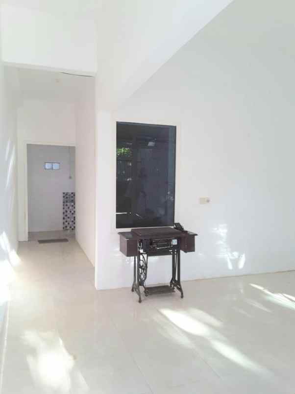 dijual cepat rumah di barata jaya gubeng surabaya