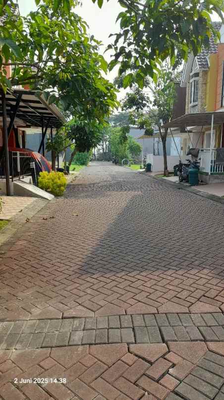 dijual rumah alamat malibu village jl