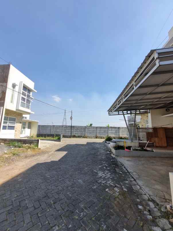 dijual rumah baru dan terawat belakang umm malang