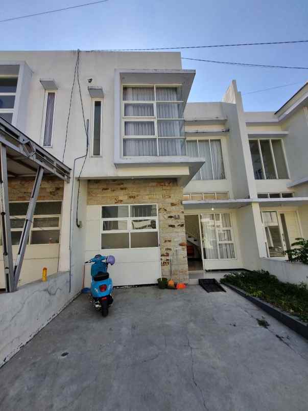 dijual rumah baru dan terawat belakang umm malang