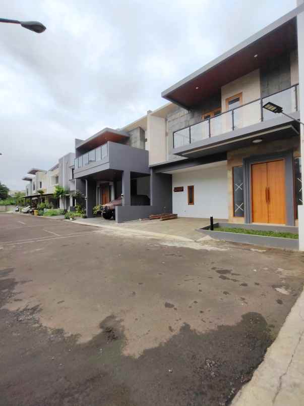 dijual rumah cibubur depok