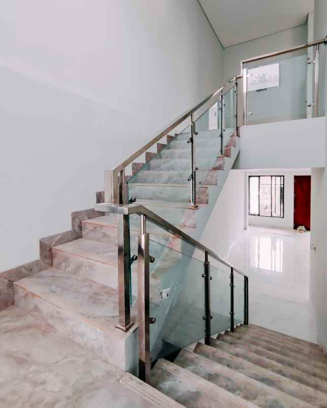 dijual rumah dalam komplek dekat one