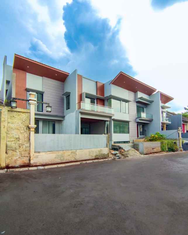 dijual rumah dalam komplek dekat one