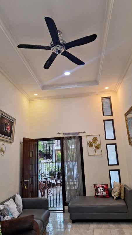 dijual rumah di cluster aralia harapan indah 2