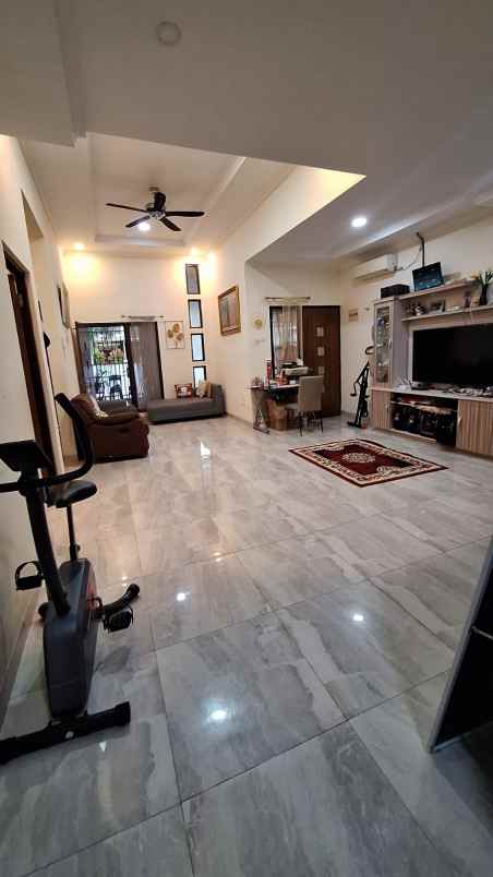 dijual rumah di cluster aralia harapan indah 2