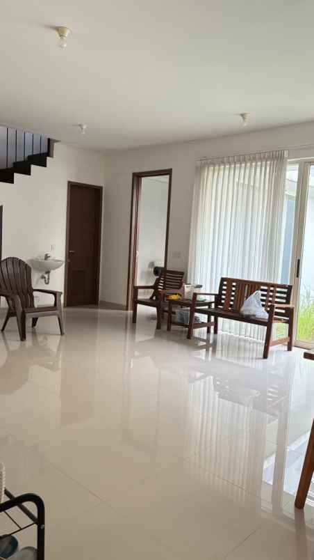 dijual rumah graha natura