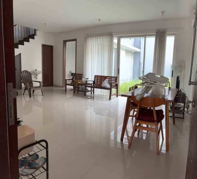 dijual rumah graha natura