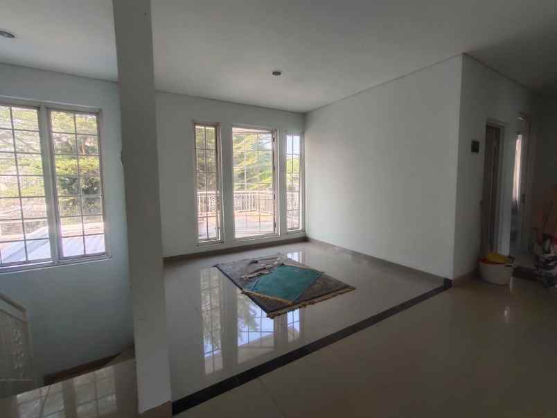 dijual rumah hook bergaya eropa di karawang barat