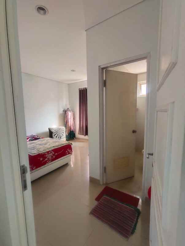 dijual rumah hook bergaya eropa di karawang barat