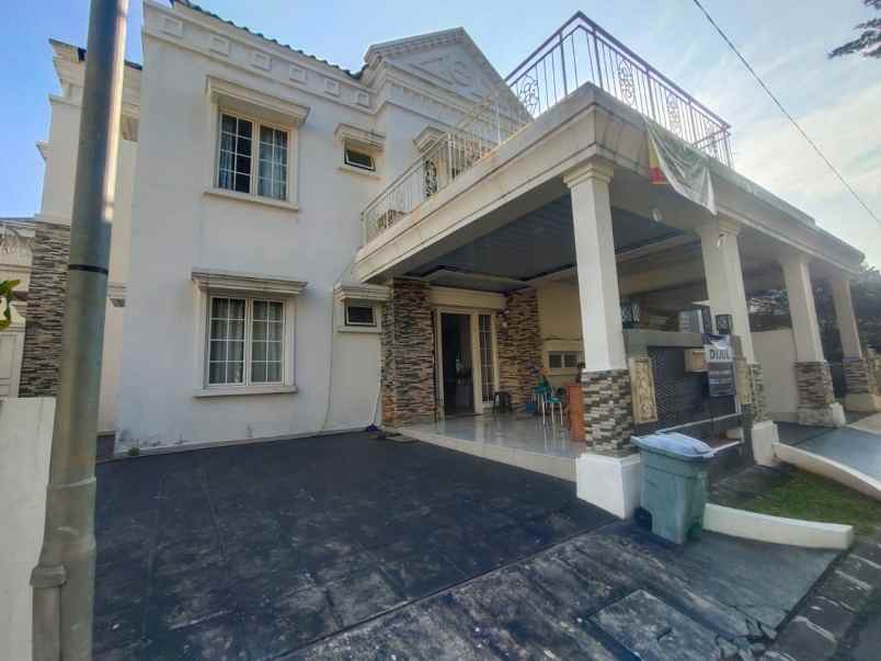 dijual rumah hook bergaya eropa di karawang barat