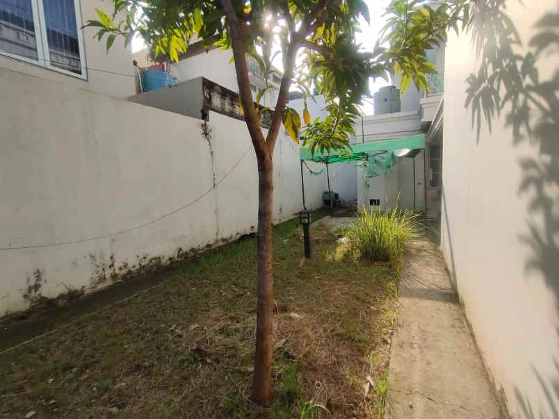 dijual rumah hook bergaya eropa di karawang barat
