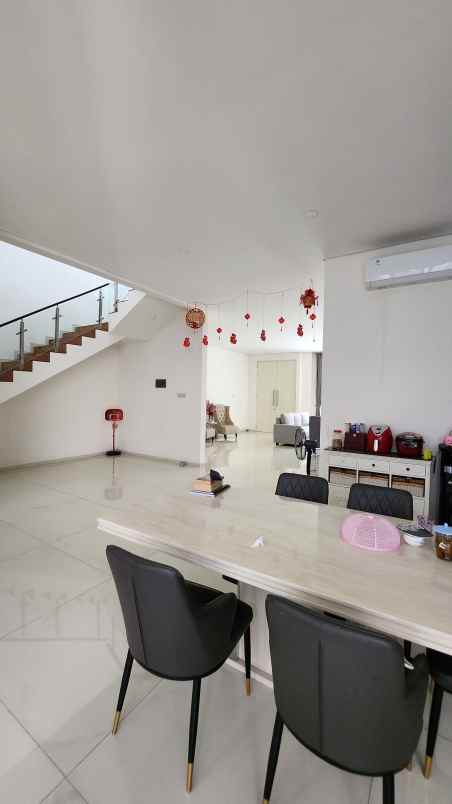 dijual rumah jalan pakuwon indah