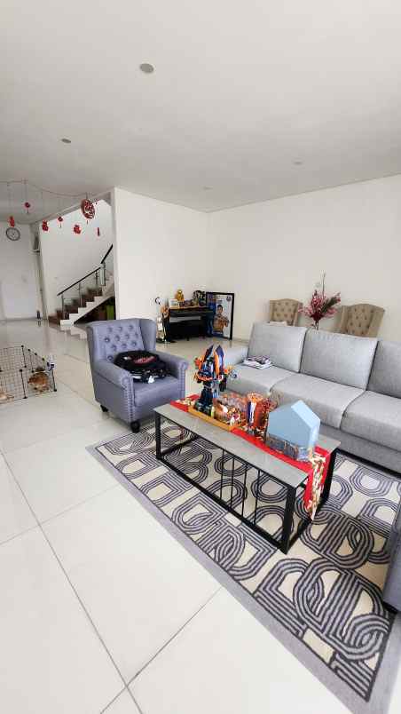 dijual rumah jalan pakuwon indah