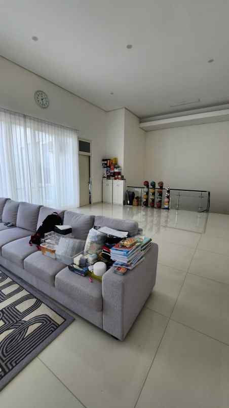 dijual rumah jalan pakuwon indah