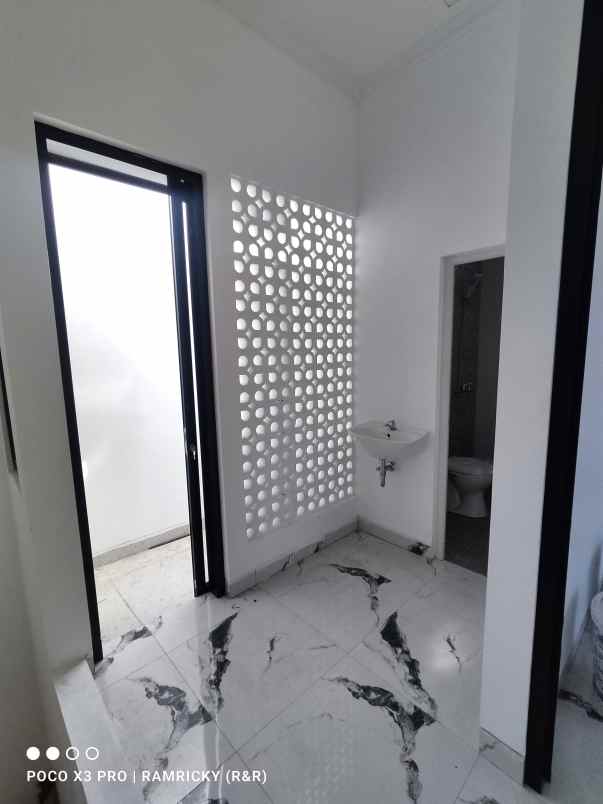 dijual rumah jalan raya mabes tni