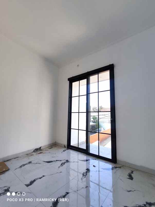 dijual rumah jalan raya mabes tni