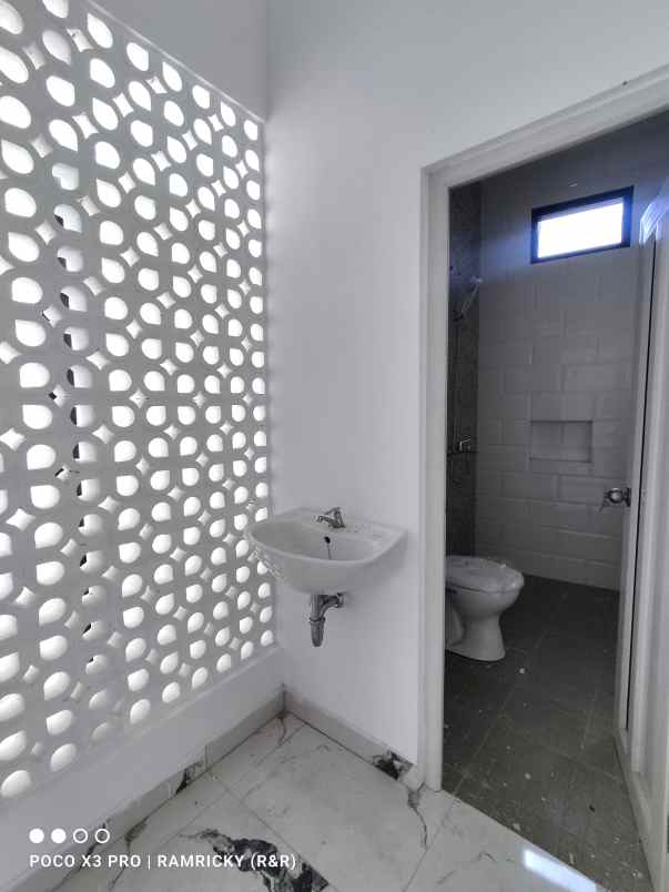 dijual rumah jalan raya mabes tni