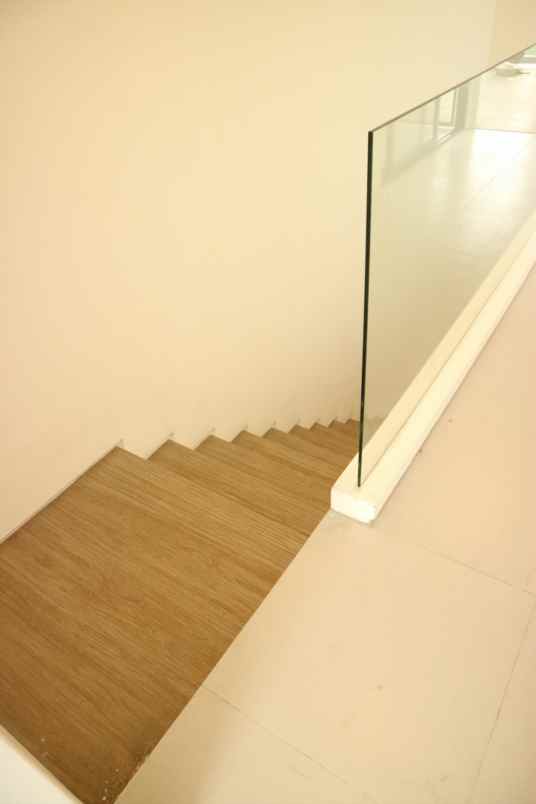 dijual rumah jalan wiyung praja