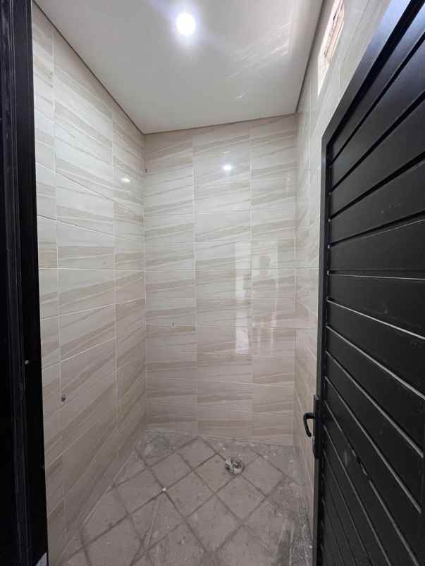 dijual rumah jalan woltermonginsidi