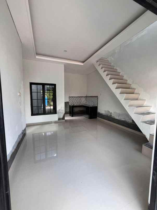 dijual rumah jalan woltermonginsidi