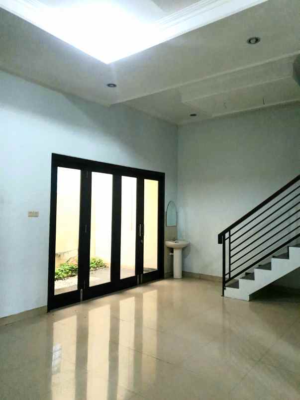 dijual rumah jl komp mekarwangi