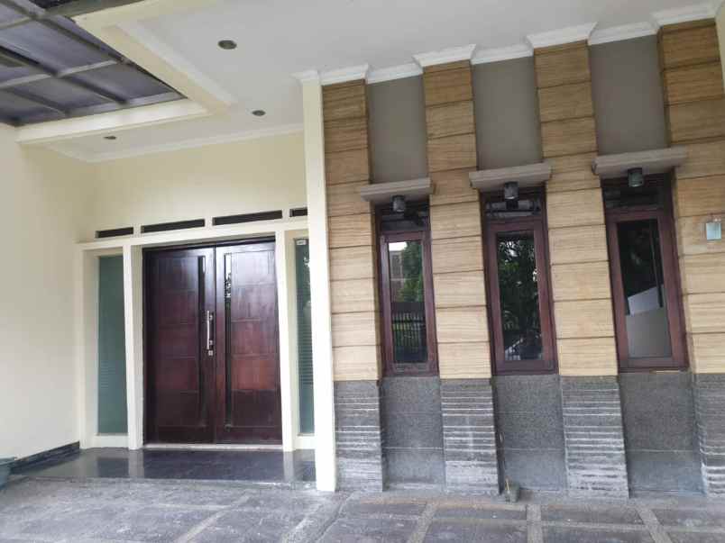 dijual rumah jl komp mekarwangi