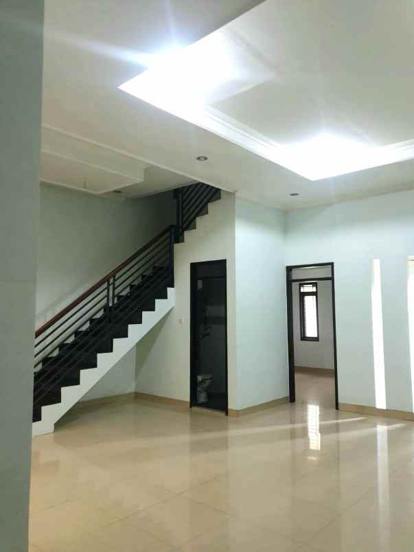 dijual rumah jl komp mekarwangi