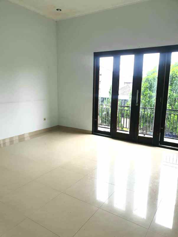 dijual rumah jl komp mekarwangi