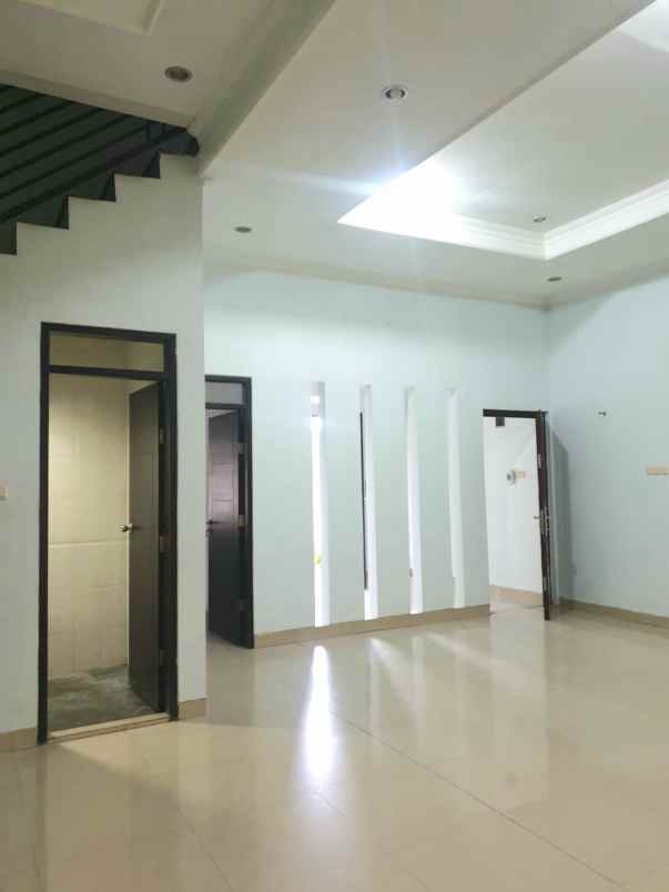 dijual rumah jl komp mekarwangi