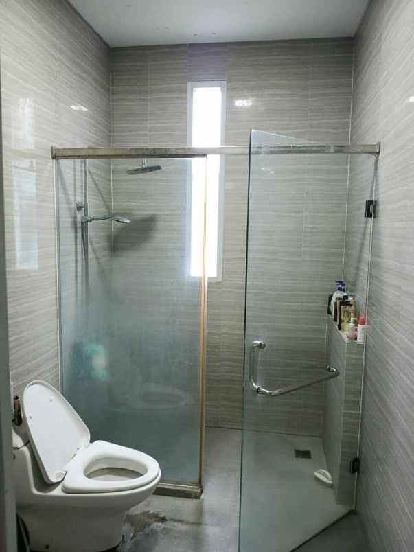 dijual rumah jl perum resinda