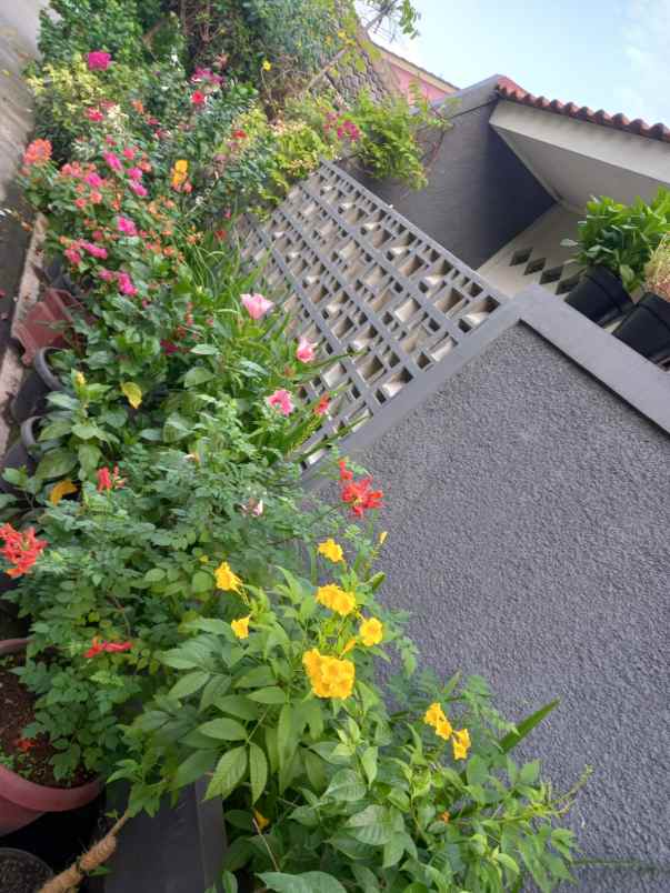 dijual rumah jl pondok duta raya