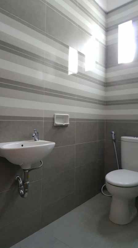 dijual rumah jl pramuka mampang