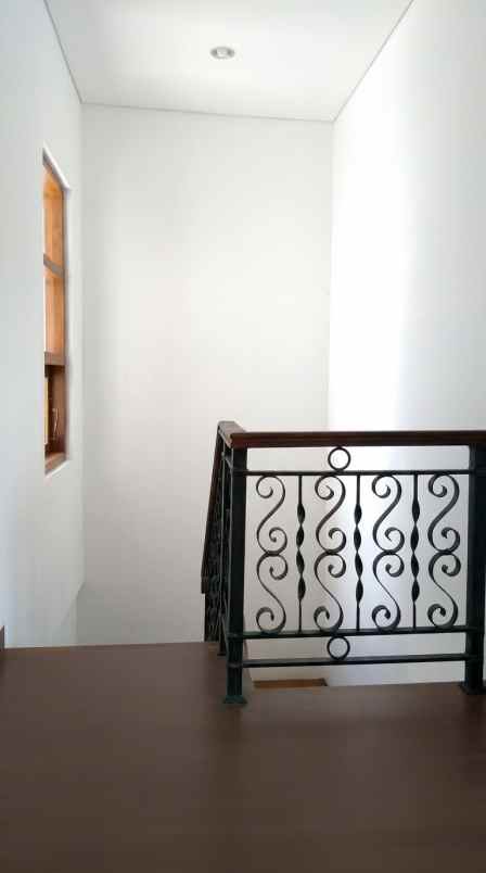 dijual rumah jl pramuka mampang