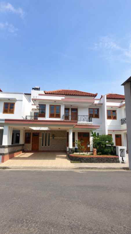 dijual rumah jl pramuka mampang
