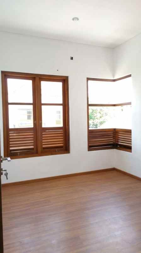 dijual rumah jl pramuka mampang