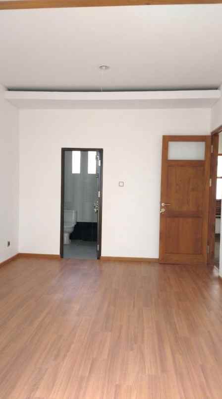 dijual rumah jl pramuka mampang