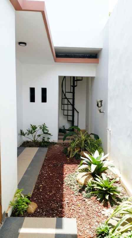 dijual rumah jl pramuka mampang