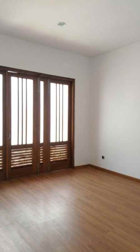 dijual rumah jl pramuka mampang