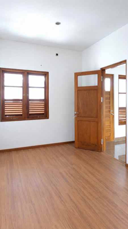 dijual rumah jl pramuka mampang