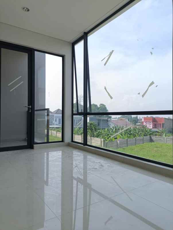 dijual rumah jl sarijadi setraduta