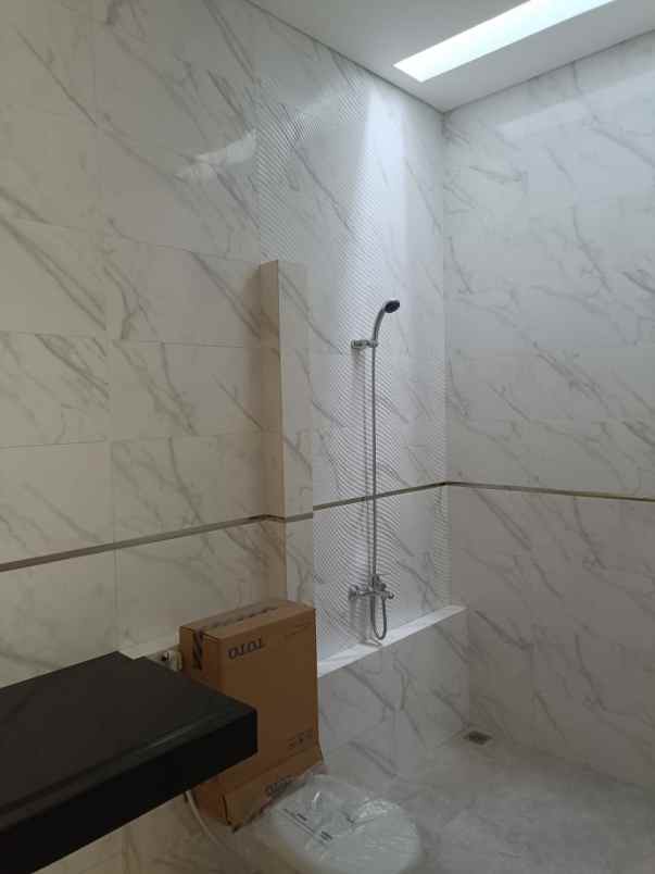 dijual rumah jl sarijadi setraduta