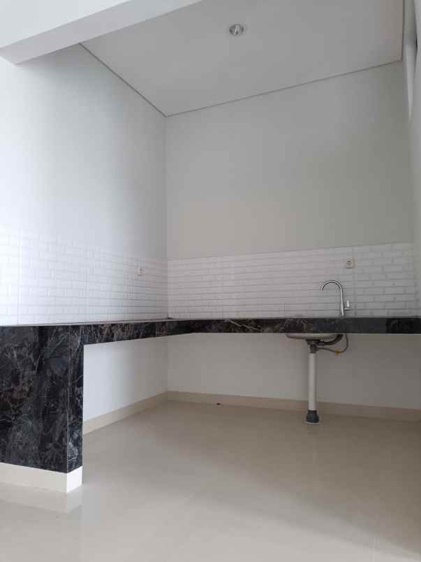 dijual rumah jl sarijadi setraduta