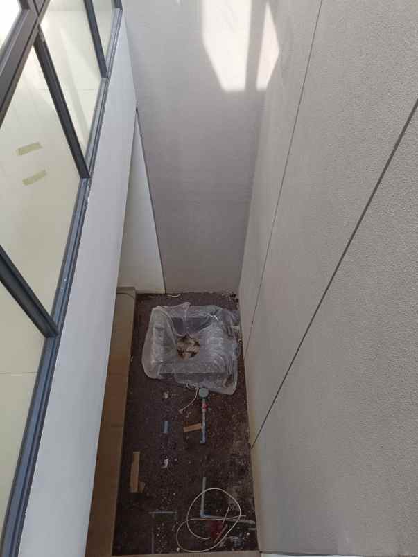 dijual rumah jl sarijadi setraduta