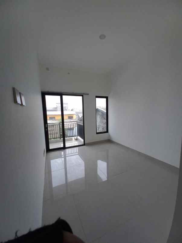 dijual rumah jl setia jatiwaringin