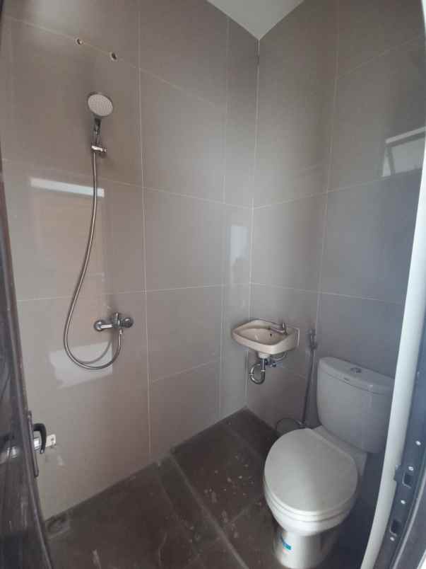 dijual rumah jl setia jatiwaringin